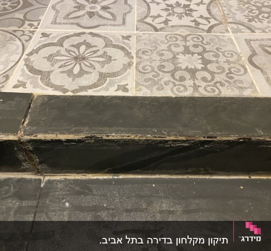 רצפת מקלחת עם אריחים מעוצבים ודפנות כהות